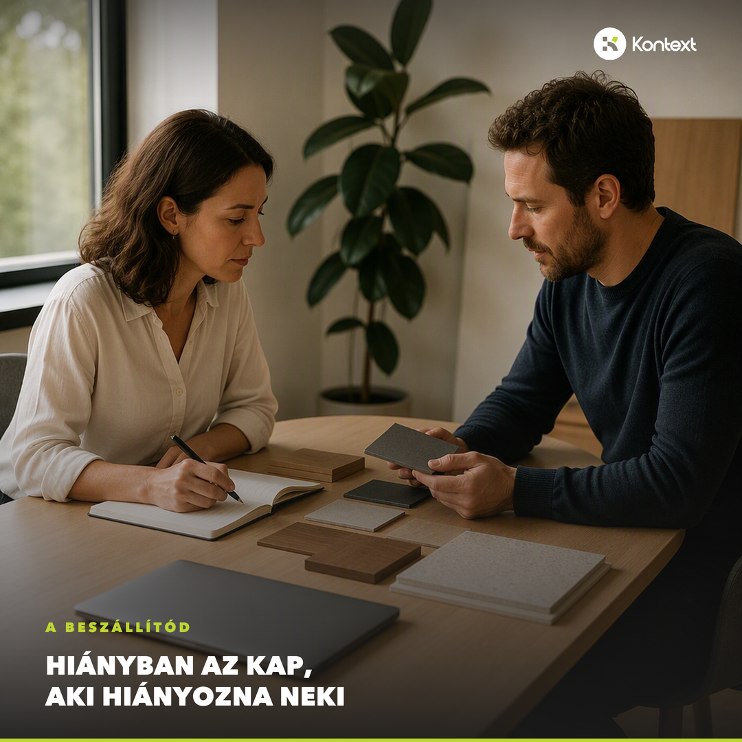 Két ember termékmintákat néz át egy beszállítói egyeztetésen