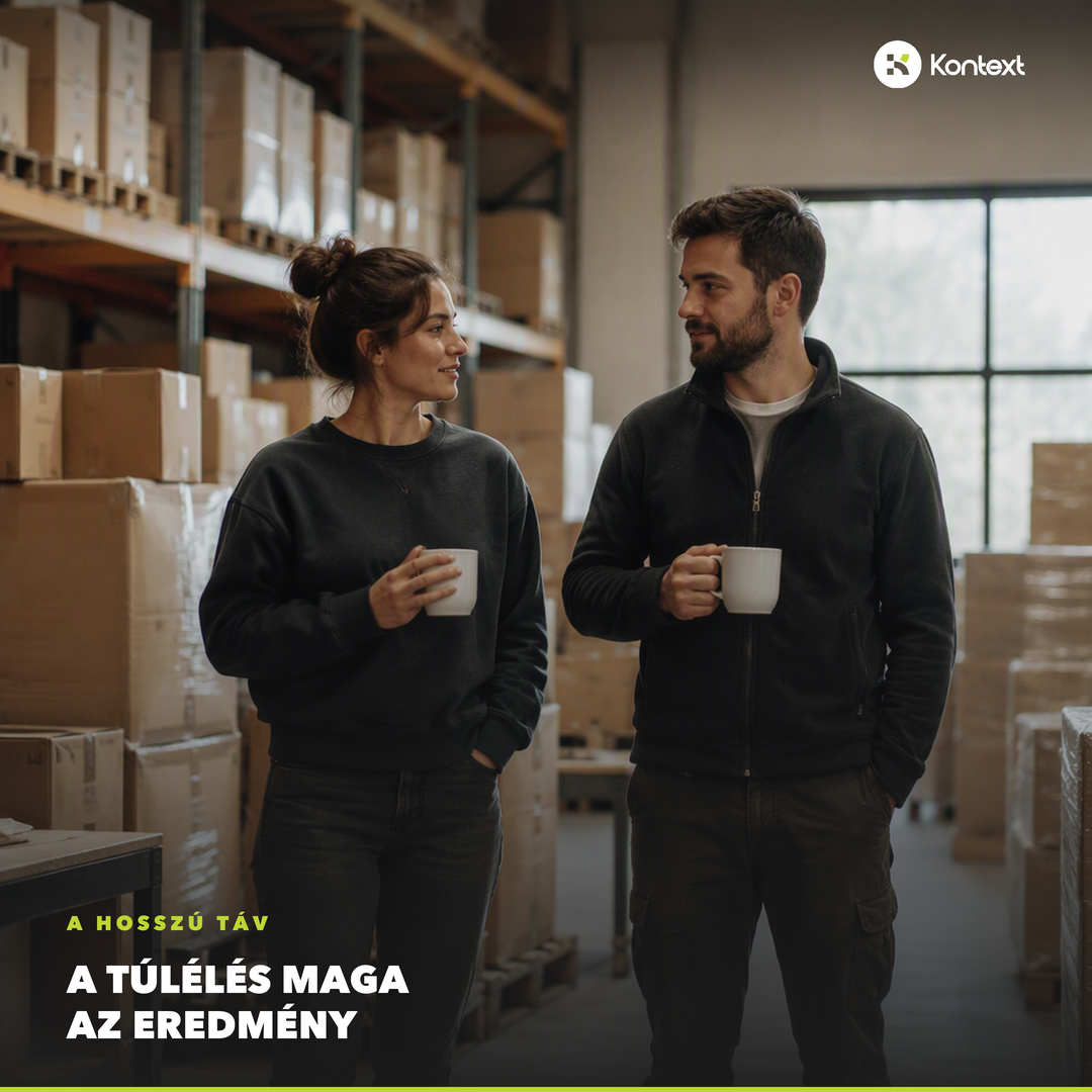 Két kolléga a nap végén egy webshop raktárában