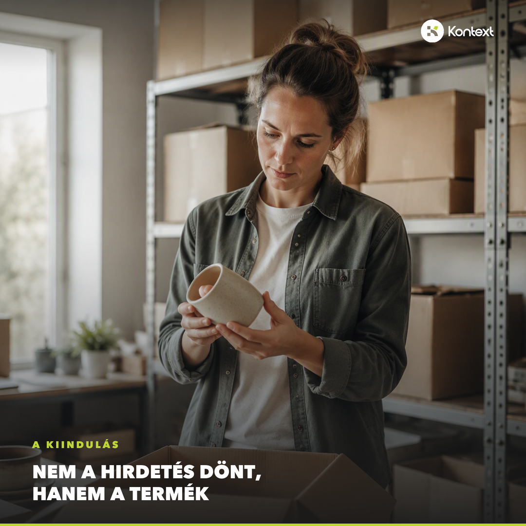 Webshop-tulajdonos a raktárban megvizsgál egy terméket