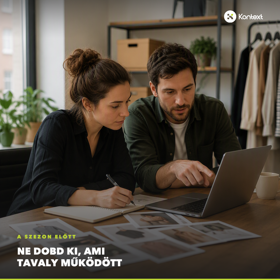 Két kolléga a laptop előtt átnézi a tavalyi szezon kampányanyagait
