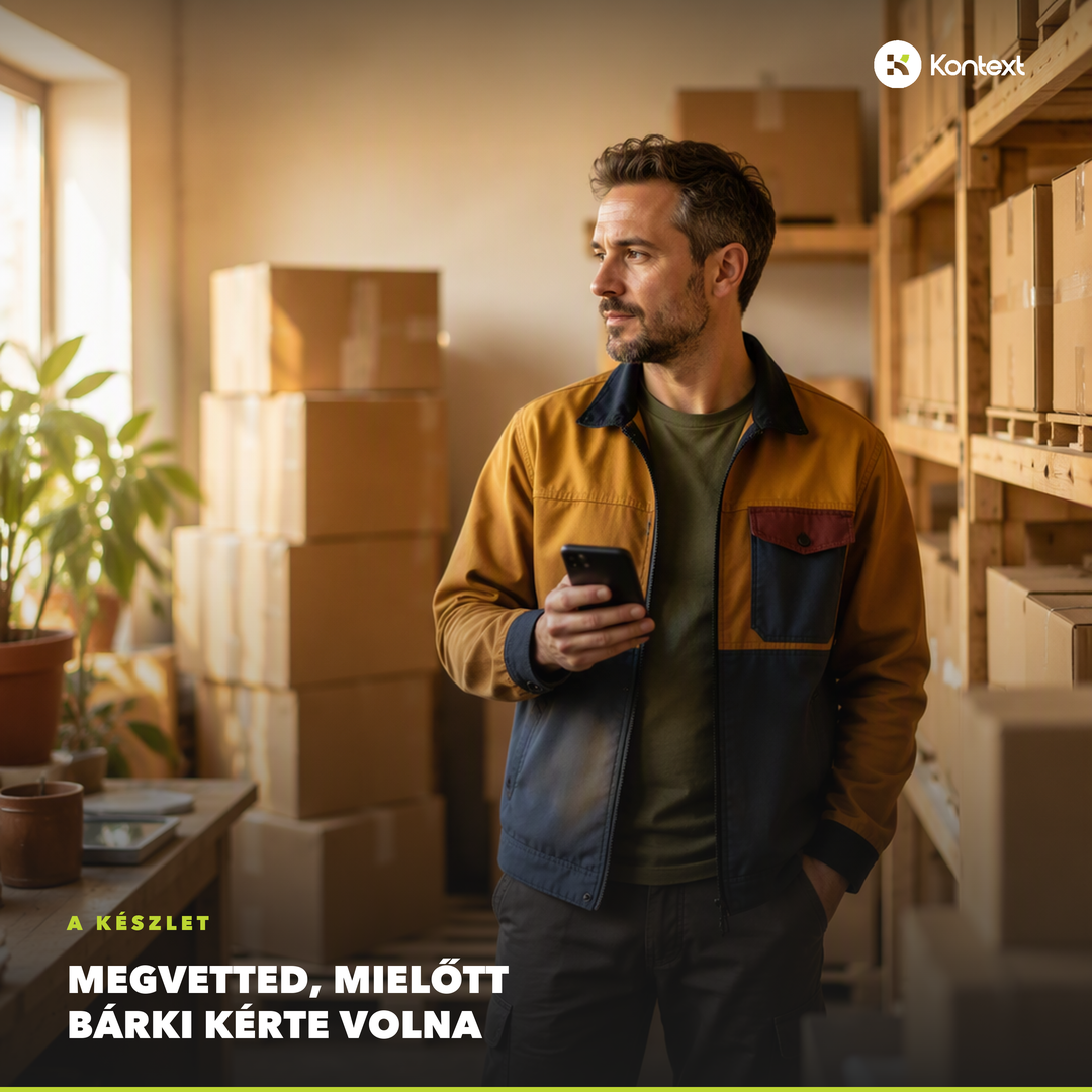 Raktárban álló ember telefonnal a kezében, mögötte raklapokon a még el nem adott készlet.