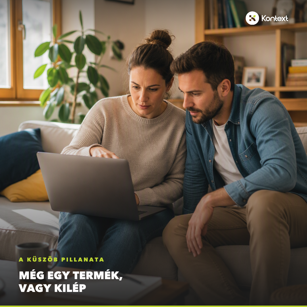 Pár a kanapén egy laptop fölött: a nő a képernyőre mutat, a férfi odahajol, mindketten mérlegelnek.